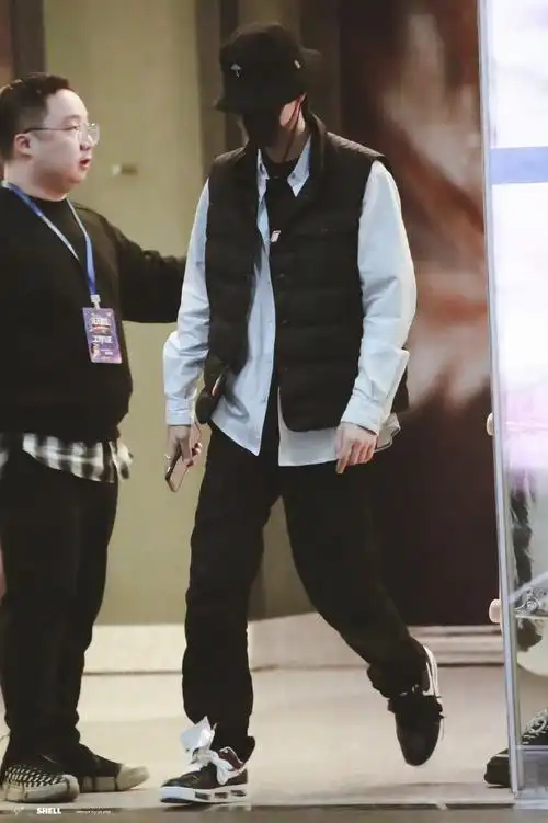 王一博的机场私服会一次一次刷新你对时尚的认知,简直就是神,一个走在