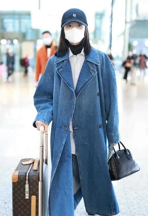 董洁真不像四十多岁的人,穿牛仔风衣配衬衫走机场,年轻似大学生