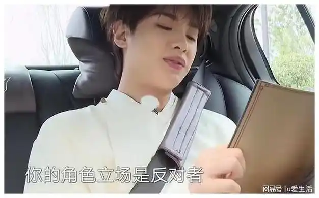 极挑官宣黄明昊提前哥哥们到达录制现场背着哥哥们偷偷幸福