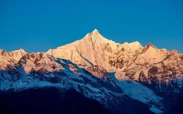 云南梅里雪山:仙境般的日照金山之旅梅里雪山是位于云南省迪庆藏族