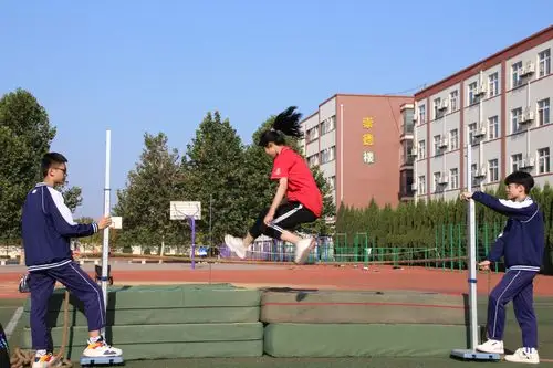 青岛长江学校高中部2020年秋季田径运动会 写美篇用力起跳,翻越跳高