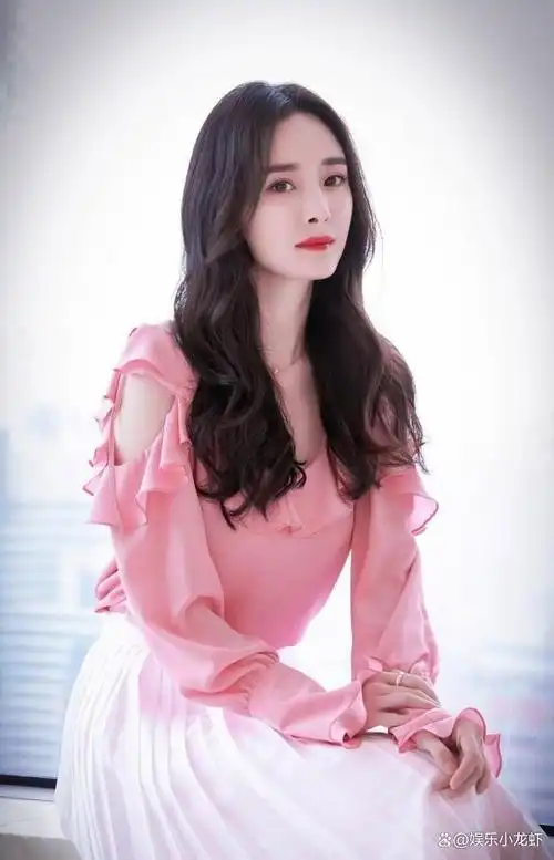 杨幂穿桃色晚礼服亮相,优雅迷人,她的腰只有50cm吧!