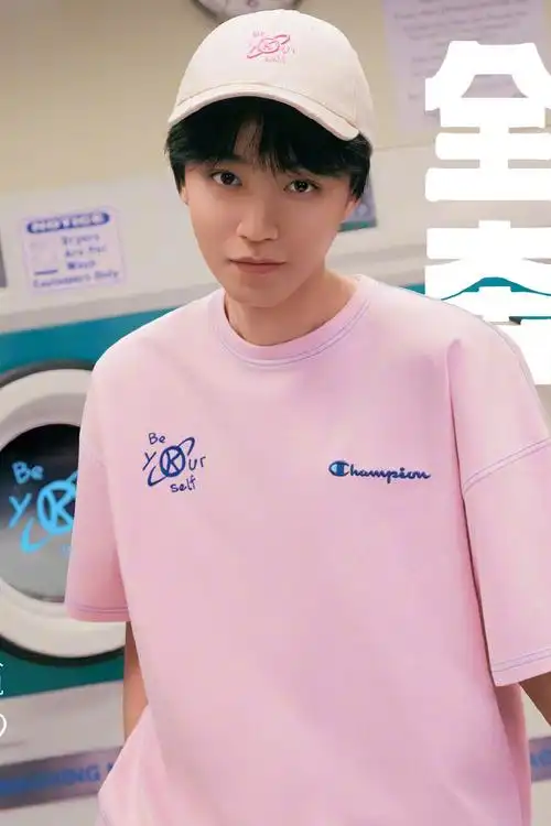 王俊凯夏季穿搭