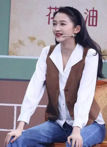 关晓彤录制《王牌6》,坐姿被吐槽不顾形象,这不是艺人该有的