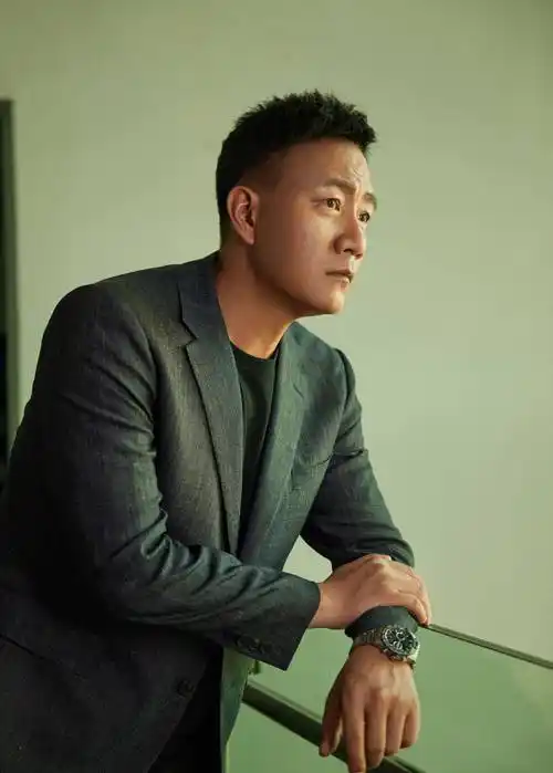 演员胡军,喝酒喝来个老婆,结婚22年零绯闻_卢芳_儿子_硬汉