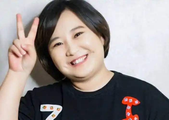 41岁贾玲暴瘦50斤脱胎换骨,漂亮到认不出,与张小斐故地重游_姐姐_成功