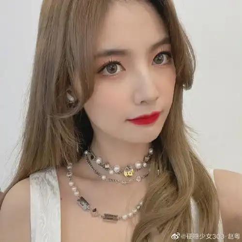 赵粤昨日微博更新可爱自拍眼睛又大又亮比耶自拍满满可爱