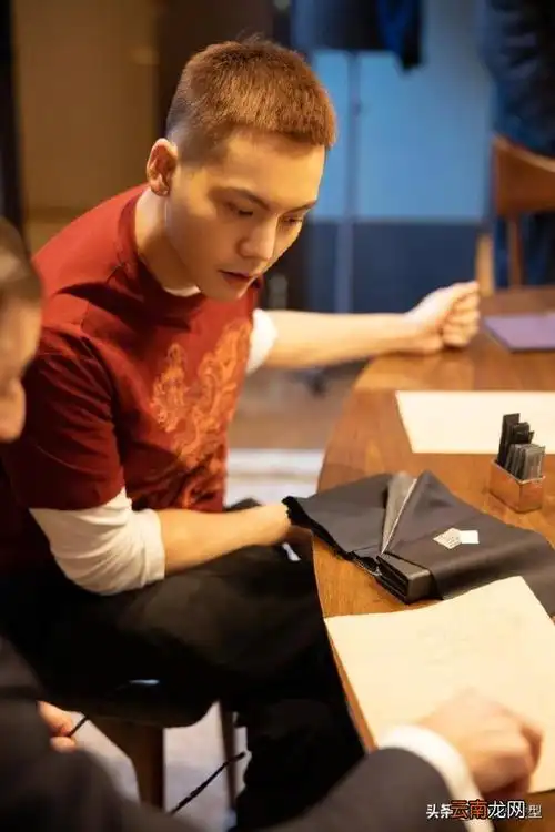 陈伟霆这款发型叫什么名字?许多网友都提到这个问题 .