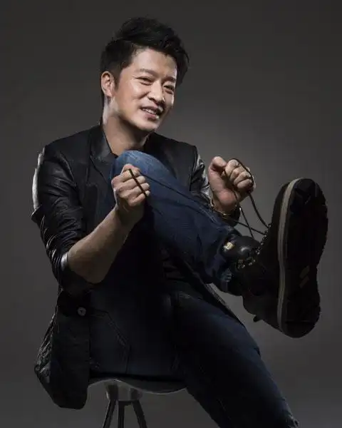 张衣春日写真曝光 表情鬼马演绎不羁绅士