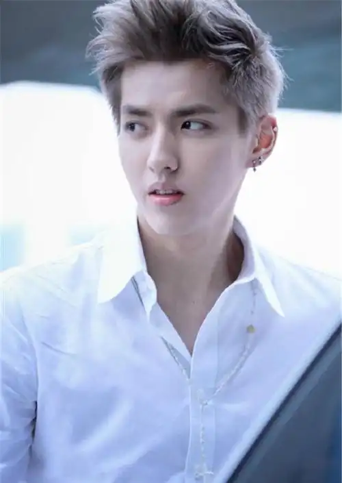 白衬衫男神究竟谁最帅?吴亦凡和易烊千玺,向你发送一波颜值暴击