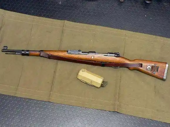 原创德国康尼少校手中的狙击步枪kar98k