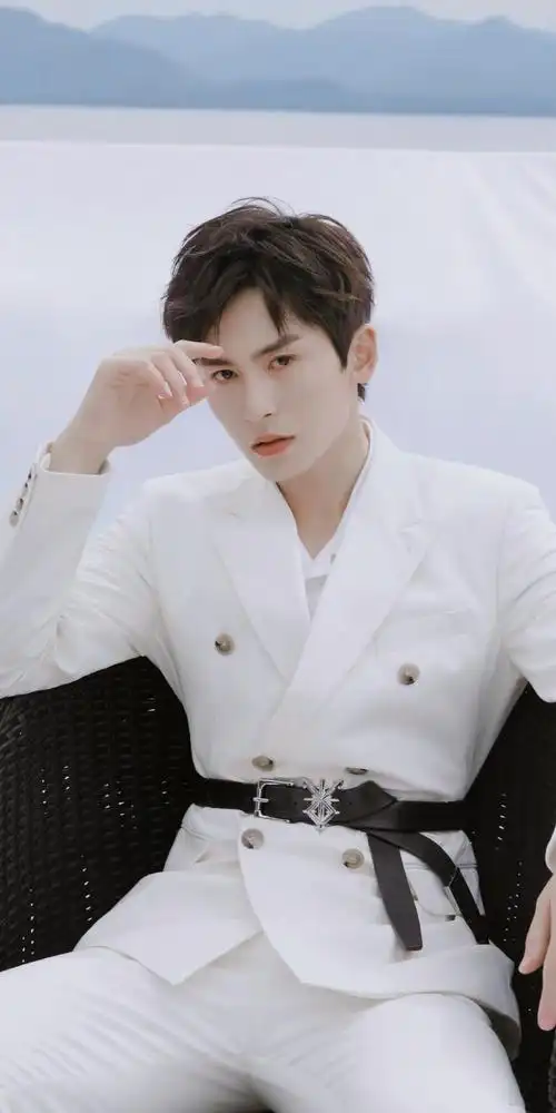 张哲瀚白色西装撑伞氛围感##张哲瀚杭州