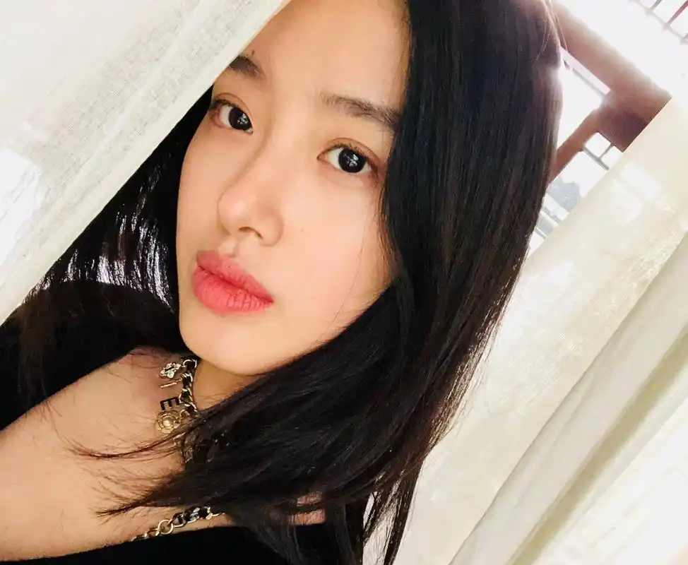 杨采钰晒素颜自拍,精致的面孔越来越像刘亦菲了
