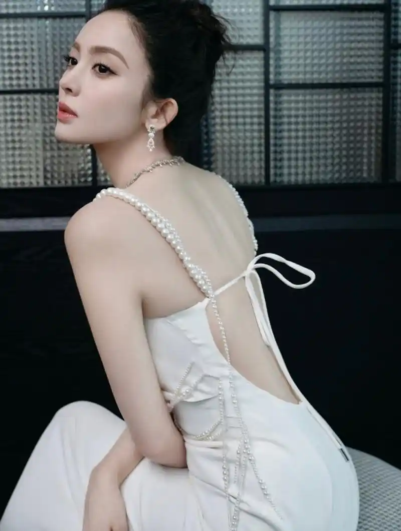 雪肤玉貌,身材曼妙的#古力娜扎# 五官精致立体,白皙水嫩的肌肤,吹弹可