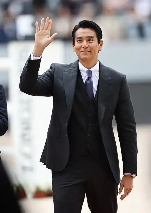 很久没看到彭于晏出席活动了,他应该很喜欢运动,皮肤黑了点,但还是帅