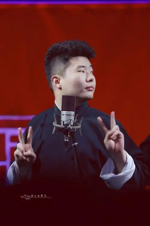 周九良侧颜剪刀手黑色大褂