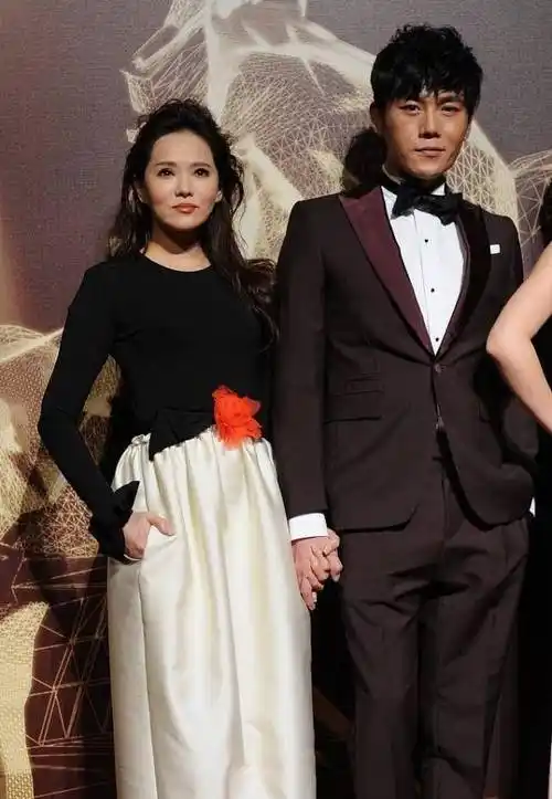 伊能静和老公同框也不扮嫩黑白拼接裙挺高级腰间橘色花挺吸睛