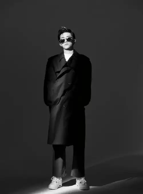 人气暴涨,资源也接踵而至,成为演员,拿到奢侈品代言,时尚杂志大满贯