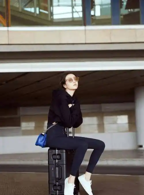 李溪芮挑战打底裤外穿,84斤的腿也太细了,生图也"抗打"_造型_身材