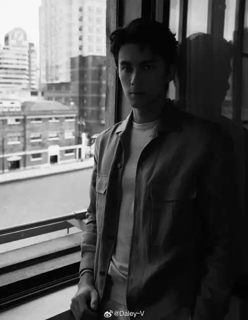 代言人身着亚麻造型步入繁茂旷野之境,简约大方又帅气#吴磊杰尼亚绿洲