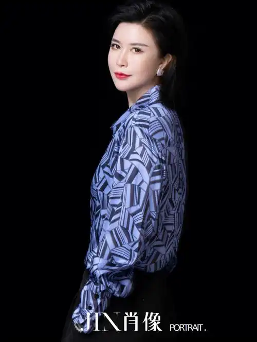 济南瑾肖像女总裁形象照参考