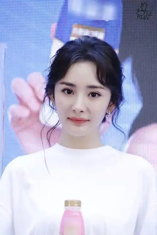 杨幂一身素雅白衣套镂空长裙出席活动清晰自然大受好评