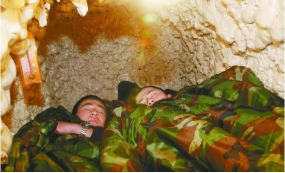 老山猫耳洞里待一年,把一辈子的苦都吃完,就是不打仗,也要记功