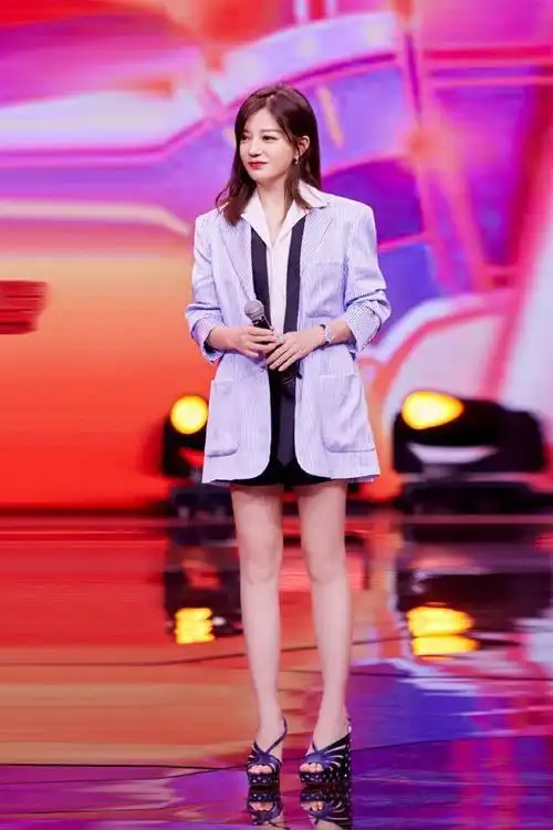 43岁赵薇不服老!扎双麻花辫扮成初中生,却被腿上无痕裤出卖年龄