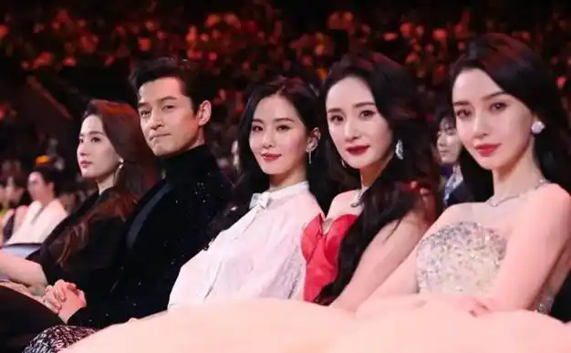 赵丽颖戴五千万珠宝现身名利场,对比杨幂,不合群的她才最清醒|杨颖