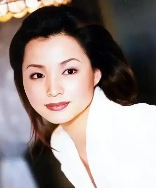 多年前,卓伟曝光了一张照片,上面是董卿和密春雷一起享用冰淇淋的情景