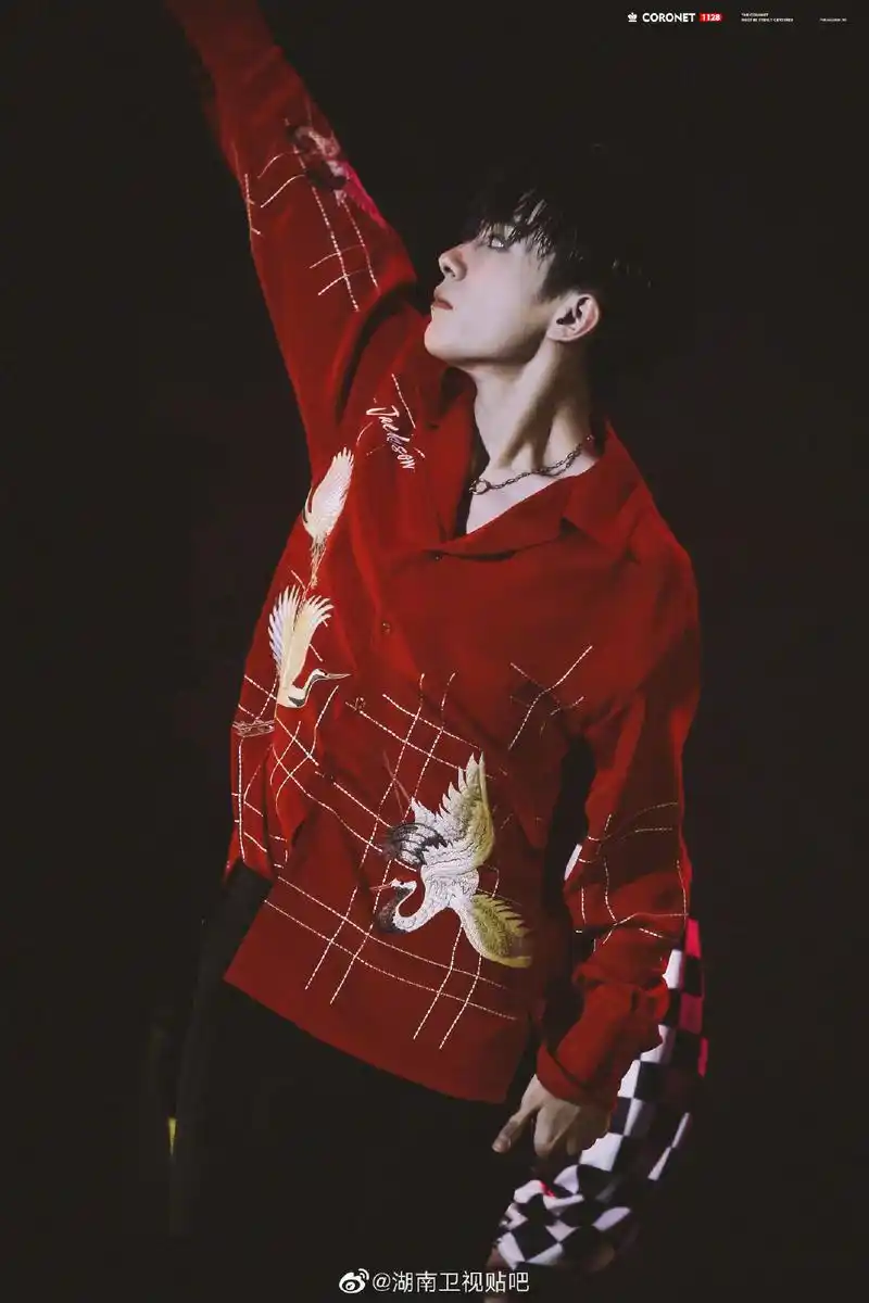 飒住全场的红衣造型 易烊千玺与红色锁了