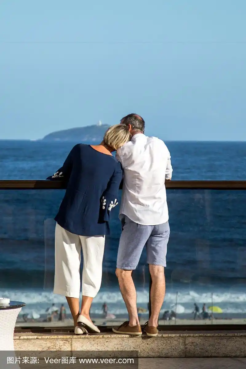 成熟的夫妇从后面.她的头靠在他的肩上
