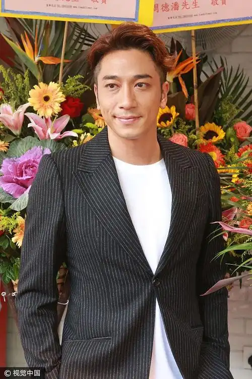 吴卓羲穿黑西装搭运动鞋玩转混搭风称年幼时常请同学女友吃铁板餐