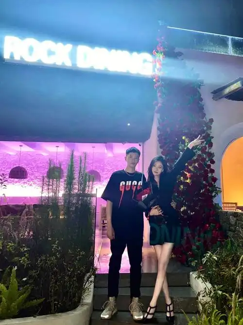 17570185我们一周年啦