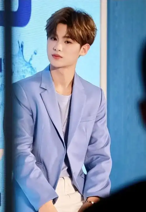 唇红齿白少年郎!justin黄明昊淡蓝色西服出席活动,干净清爽