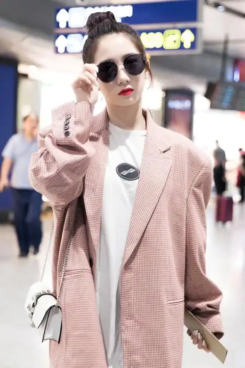 明星图片 大陆 女 孟美岐 > 孟美岐西装墨镜酷帅机场街拍图片(1/9)