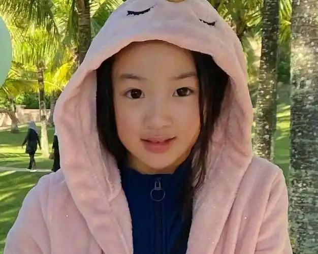 如大家所见,吴尊女儿的确是开始抽条了的,小时候的neinei,她脸蛋有很