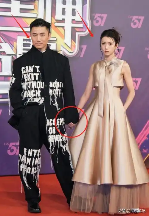 香港这一夜,曾志伟满头白发,王祖蓝美女热舞,被77岁汪明荃惊艳