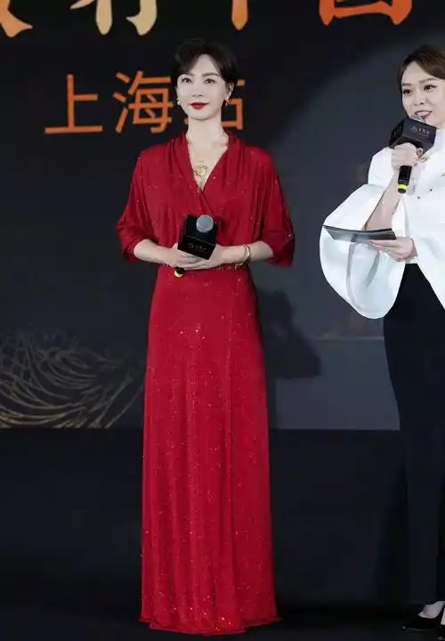 陈数出席活动,穿大红裙靓丽吸睛,涂大红唇气场全开_气质_造型_显得