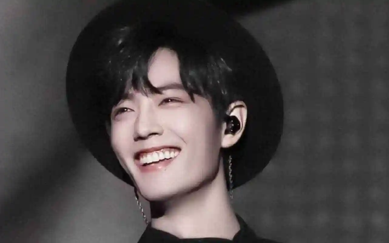 难怪当时肖战这个笑容,会在热搜上挂那么久呢.