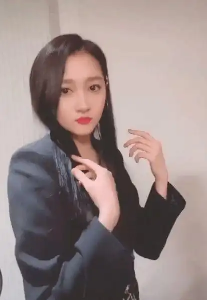 关晓彤穿低领短裙秀好身材 面色红润状态不错