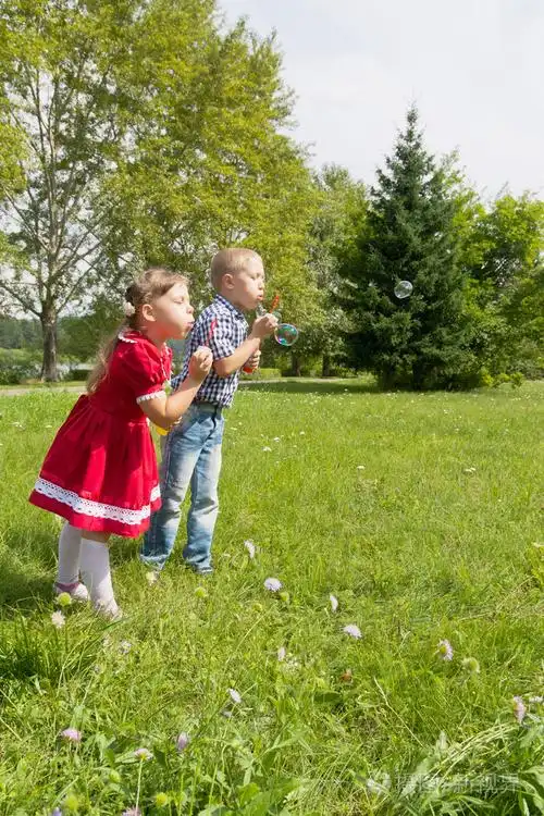 可爱的孩子们在公园玩耍