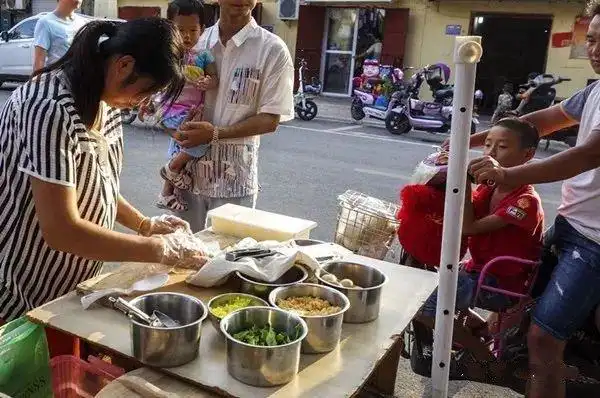 50岁农村大妈街边摆摊卖"台湾饭团",火了!一天能赚上千元!