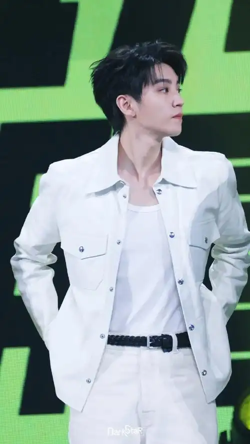 王俊凯超话我勒个大胸肌 想靠@tfboys-王俊凯  来源:@dark_star