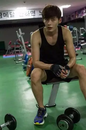 李钟硕看上去胖完全是角度问题,前几天他刚放出的庆生照片中,身材还是