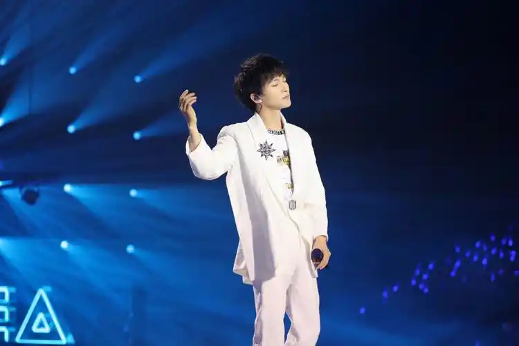 有没有周深超好看的照片无水印