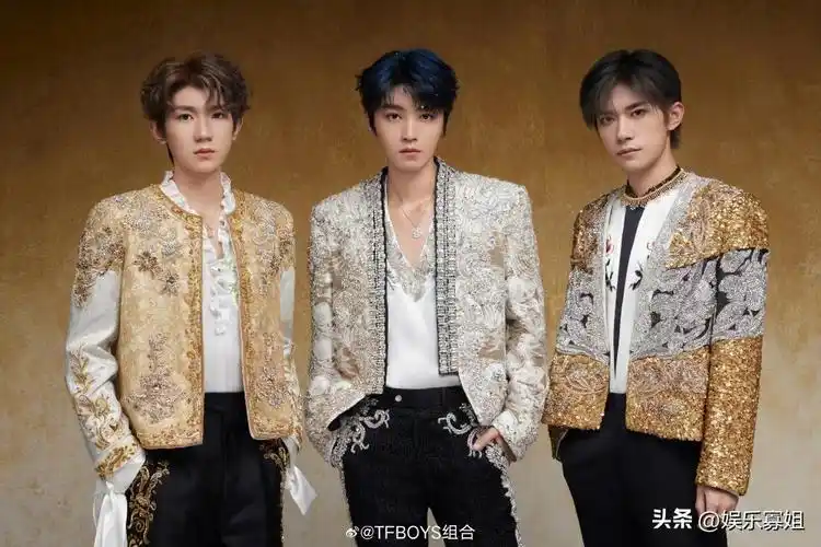 四叶草在演唱会前夕终于等到了tfboys从八丈远到肩搂肩了