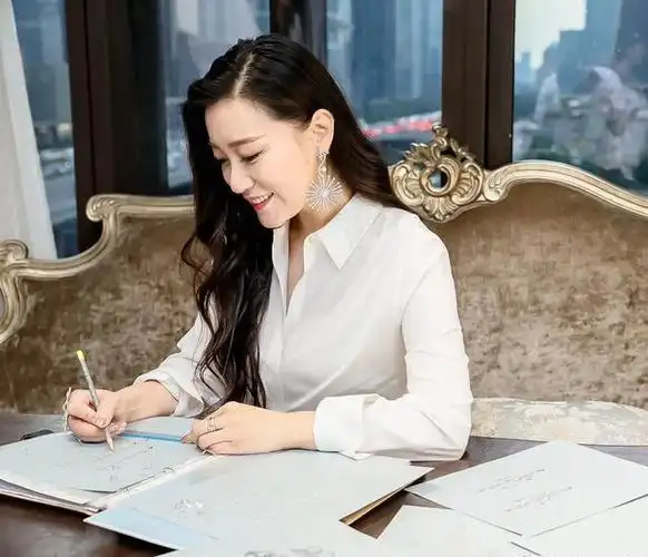 46岁谭晶罕见露面!打扮富态风采依旧,穿内增高抢眼,已是女老板