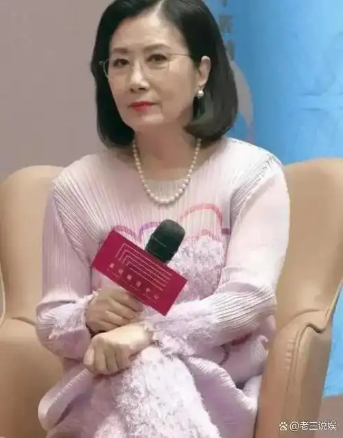 汪明荃近照曝光头发黑亮茂密不愧是不老女神完全不像76岁