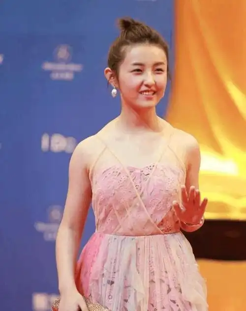 张子枫穿礼服出席活动,眉毛只画一半,显胖10斤还撞脸何洁